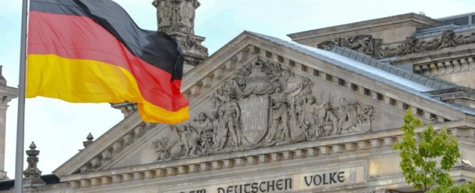 dpa108500704_bundestag_reichstag_dem_deutschen_volke_fahne