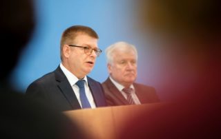 dpa121768312_thomas_haldenwang_horst_seehofer