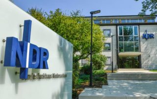 dpa122862391_ndr_logo_funkhaus_in_niedersachsen