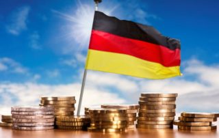 dpa126383165_vermoege_deutsche_deutschland_fahne_geld_muenzen