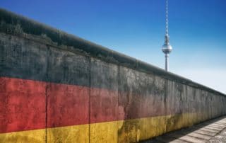 dpa218750952_beliner_mauer_diktatur_deutschland_fahne