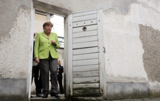 dpa93454135_angela_merkel_sed_stasiknacht_berlin_hohenschoenhausen