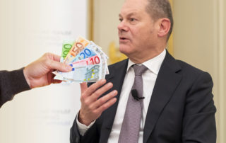 KOPP_Report_Lastenausgleich_scholz_geld_scheine