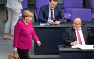 dpa218333240_merkel_Altmaier_bundestag