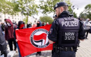 dpa218514161_polizei_antifa_fahne