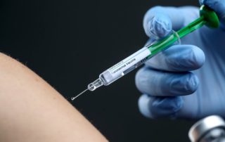 dpa221202275_corona_impfung_impfstoff_covid_spritze_nadel