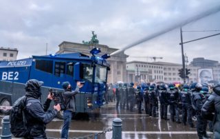 dpa224392189_querdenken_wasserwqerfer_berlin_polizei_demo