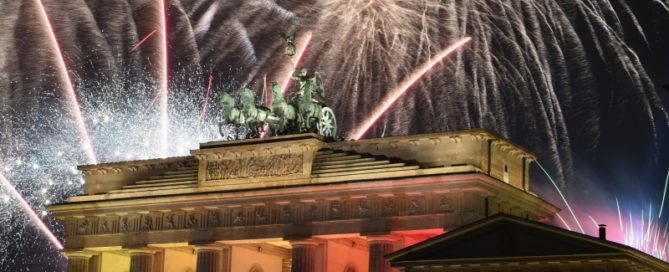 dpa115158477_silvester_feuerwerk_brandenburger_tor_berlin