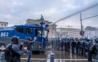 dpa224392189_querdenken_anti_corona_demo_berlin_18112020