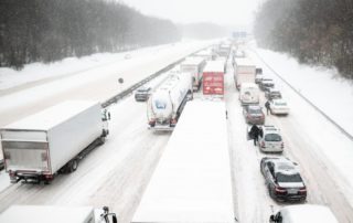 dpa231510702_schnee_autobahn_stau_wintereinbruch_chaos
