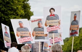 dpa221661982_qerdenken_demo_berlin_plakate_schuldig