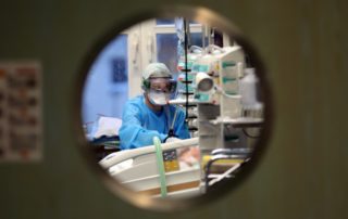 dpa230393625_covid_19_corona_krankenhaus_intensiv_patient