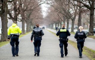 dpa233515532_polizei_kontrolle_park_maskenpflicht