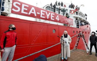 dpa233618300_claudia_roth_sea_eye_4