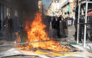 dpa225113832_unruhen_frankreich_feuer_polizei_buergerkrieg