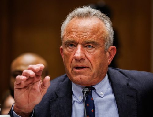 US-Gesundheitsminister und KOPP Autor Robert F. Kennedy Jr. plant eine Liste von Nebenwirkungen zu erstellen, die durch COVID-19-Impfstoffe verursacht wurden